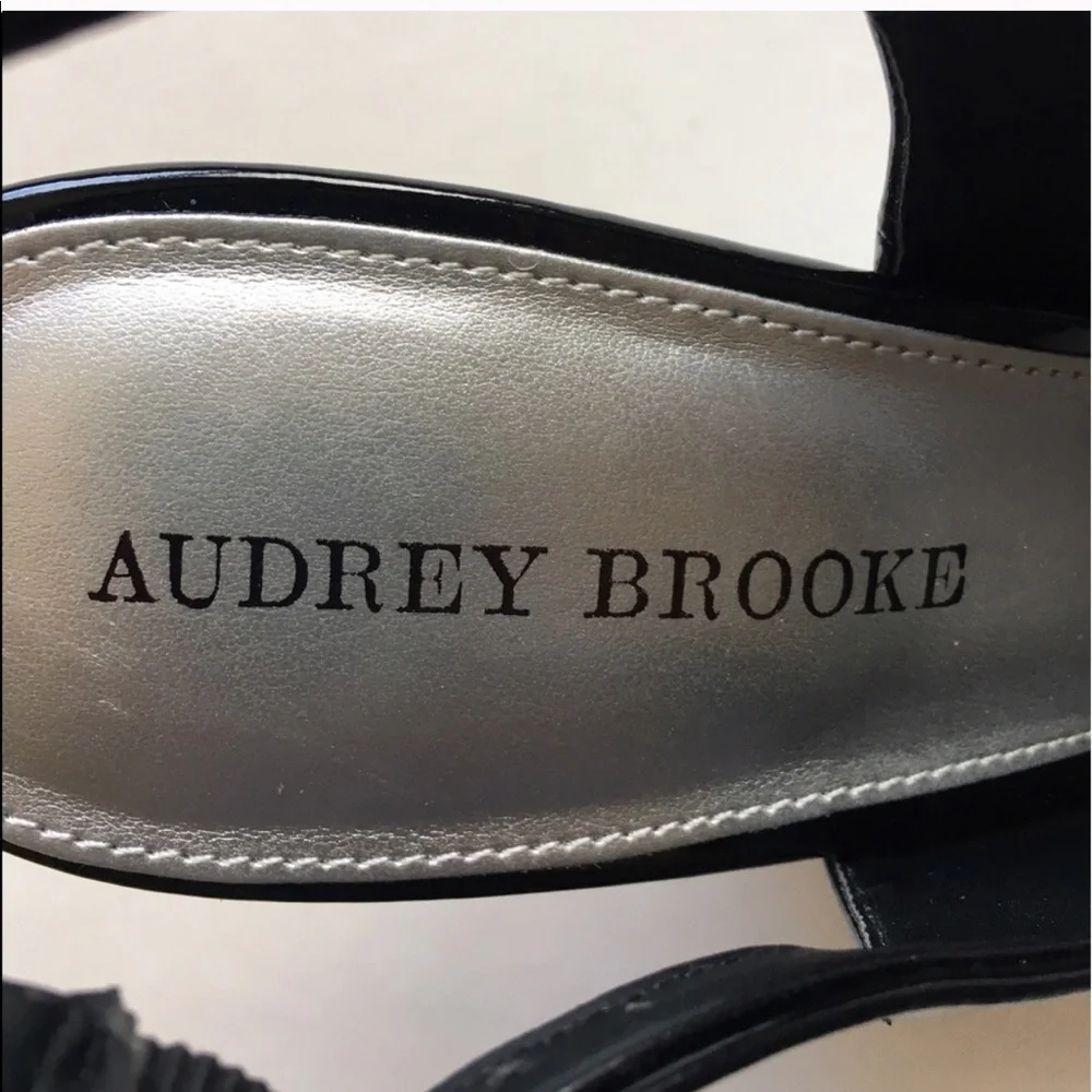 🆕 Audrey Brooke Black & White Wedge
